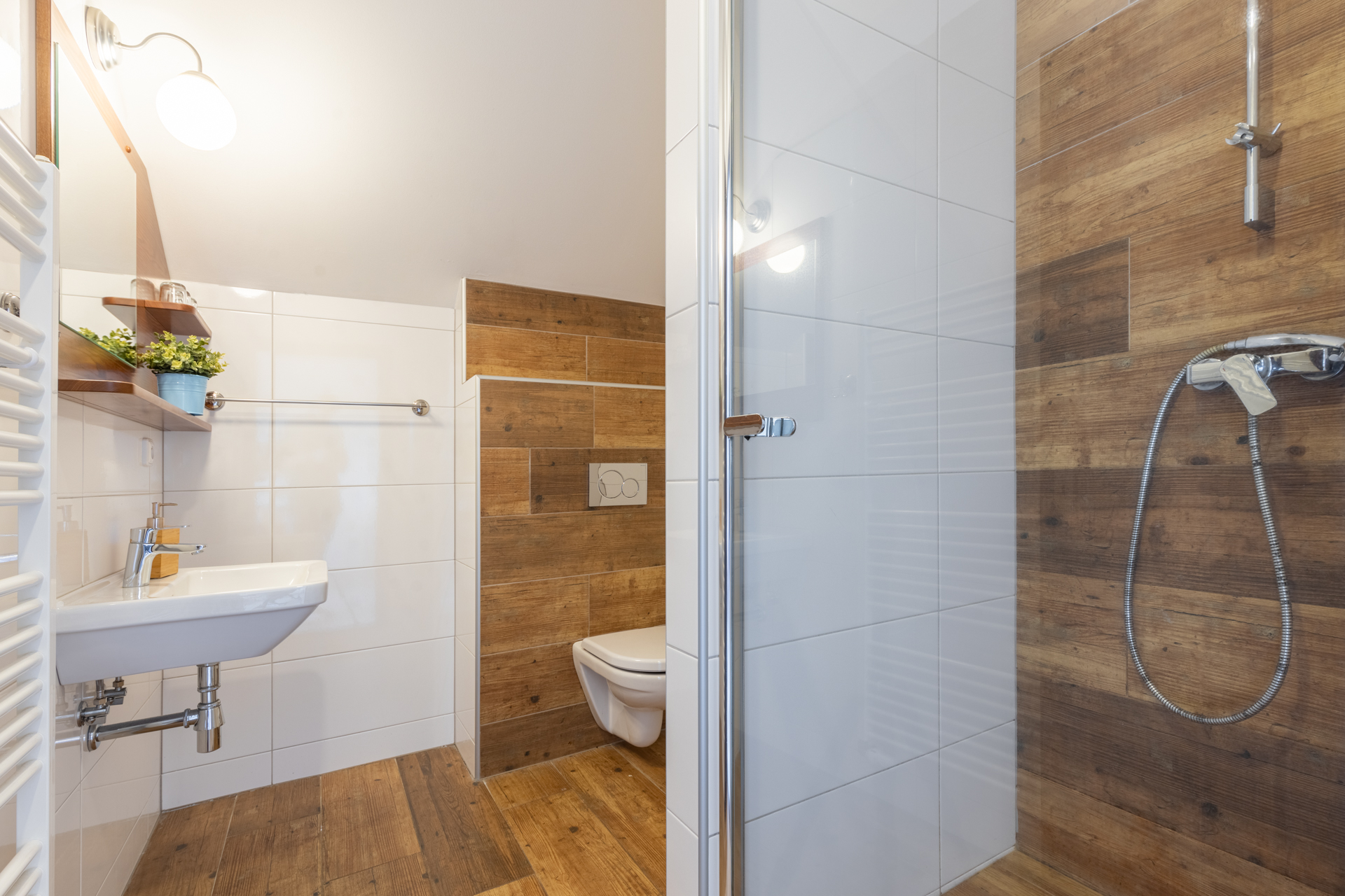 Fialový toaleta se sprchovým koutem